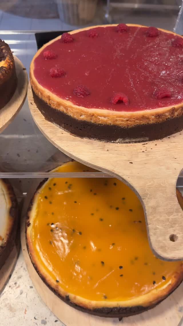 Zwei Käsekuchen in der Theke: einer mit Himbeerspiegel, einer mit Maracuja