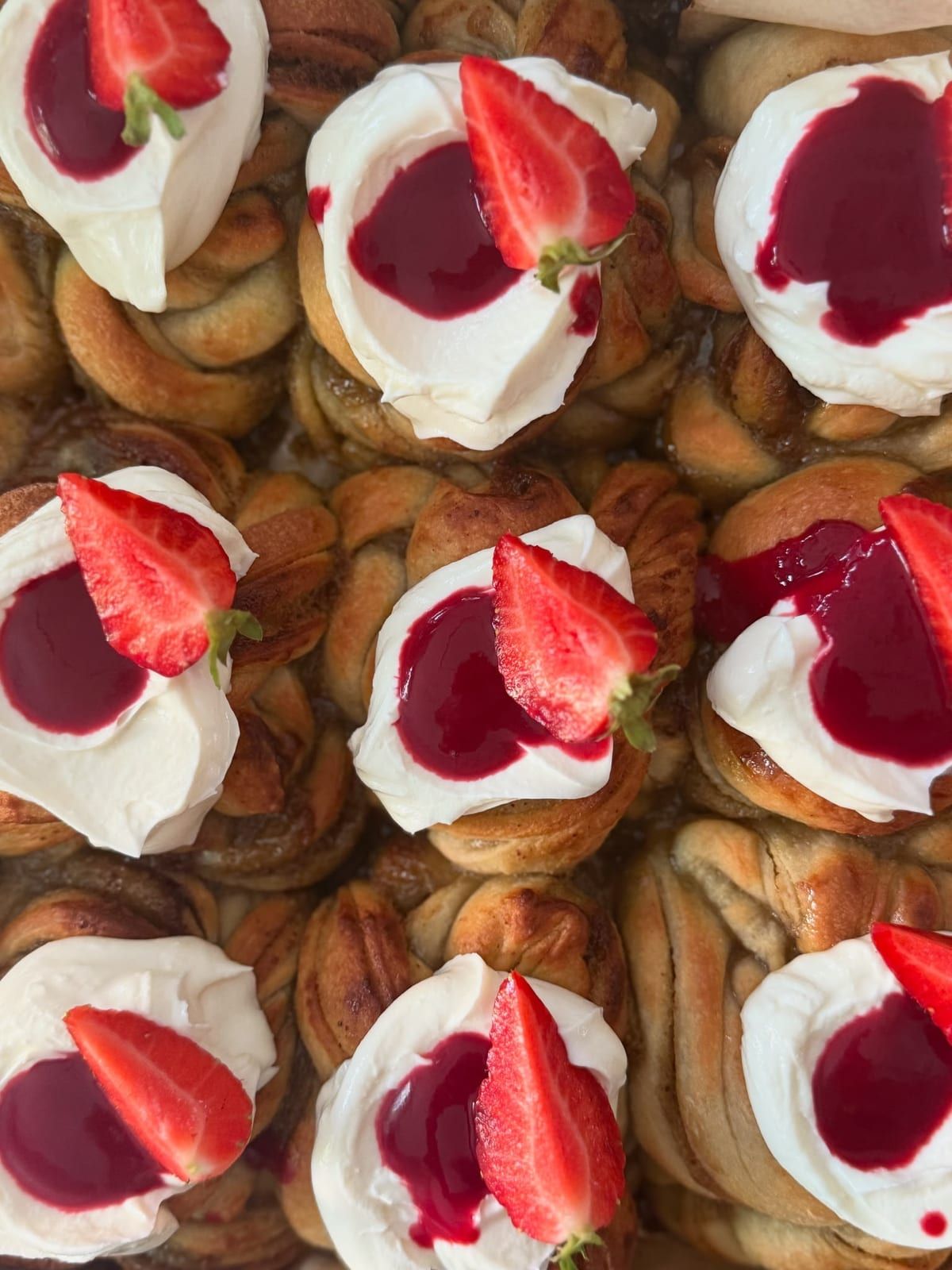 Saison-Schnecken mit Sahne, frischen Erdbeeren und Fruchtsoße